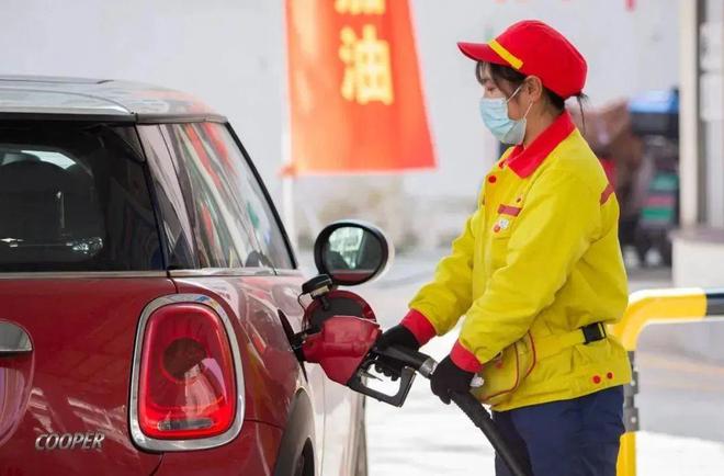 油價(jià)十連漲，為何人們對(duì)電動(dòng)車依舊猶豫？